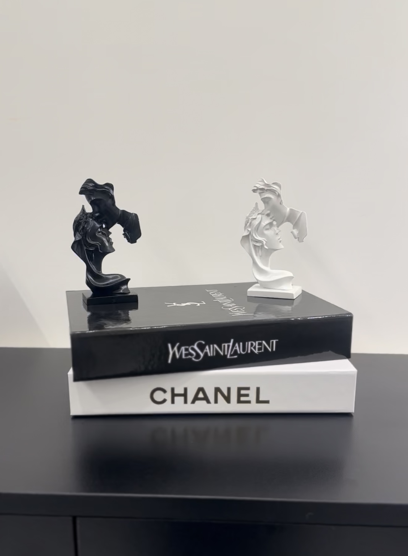 Screenshot Kissing Couple - Image 1